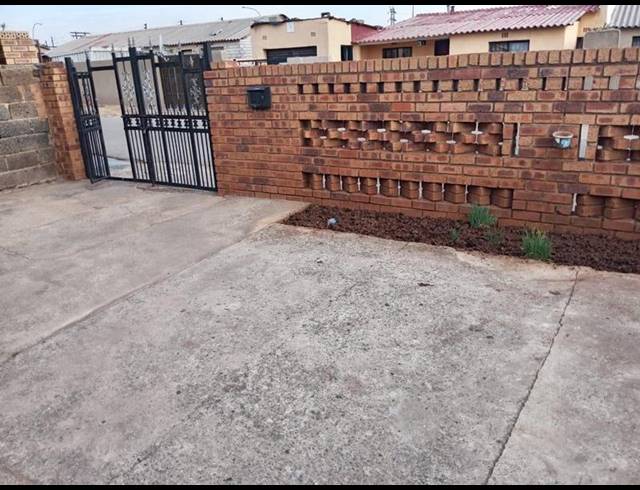 2 BEDROOM HOUSE FOR SALE IN NALEDI